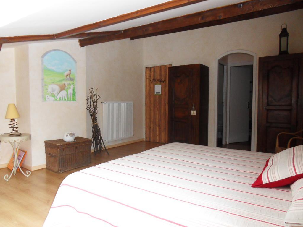 L'Estapade Des Tourelons Bed and Breakfast Saint-Jean-en-Royans Δωμάτιο φωτογραφία