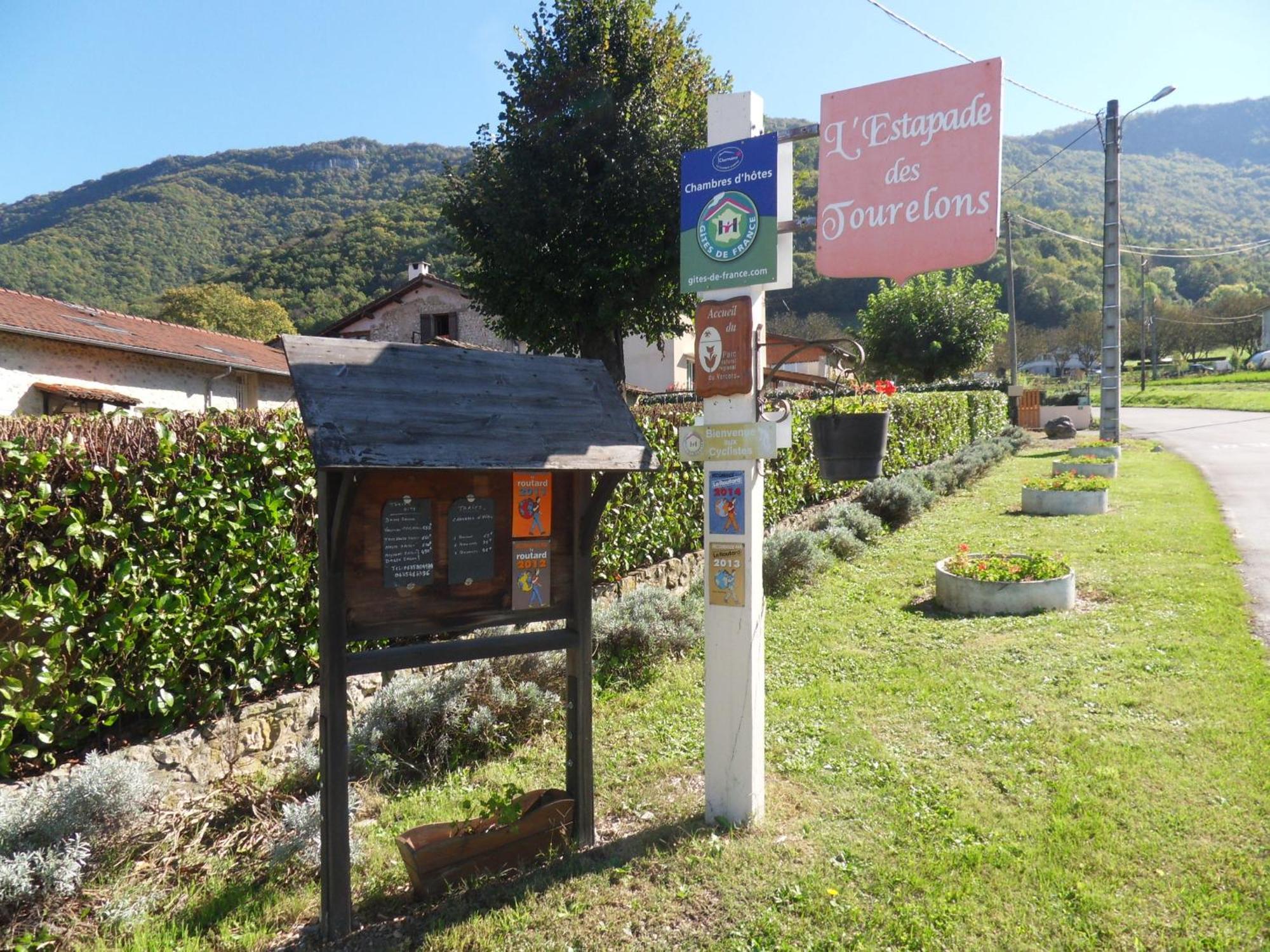 L'Estapade Des Tourelons Bed and Breakfast Saint-Jean-en-Royans Εξωτερικό φωτογραφία